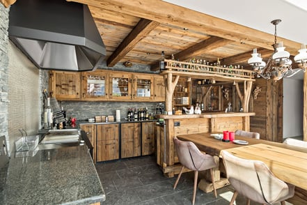 Der alte Küchenofen ist fachmännisch restauriert und auf Gasbetrieb umgebaut. Die Arbeitsplatten sind aus Granit. Uriges Waschbecken und Wasserhähne. Alles mit Led raffiniert beleuchtet. 