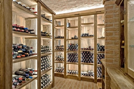 Weinkeller mit Altholz - Boden und die Gewölbedecke aus hartgebrannten Ziegelsteinen.