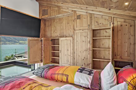 Bildschirm mit Altholz verkleidet.