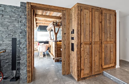 Seitlich am Garderobeschrank sind sind diverse Licht-Steuerungsmöglichkeiten integriert. 