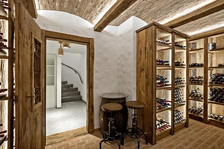Weinkeller mit unserem Altholz von Wirleitner