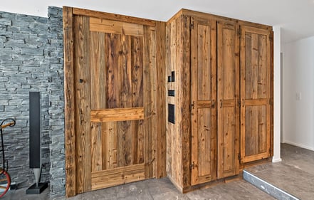 Großer Garderobeschrank und elektrisch betriebene Schiebetüre aus Altholz