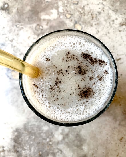 Vanille Shake mit Strohhalm Glas