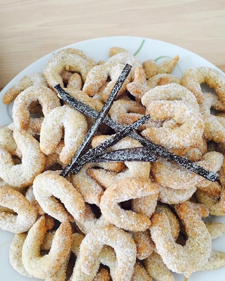 Vanillekipferl Vanillekekse mit Vanilleschoten und Vanillezucker