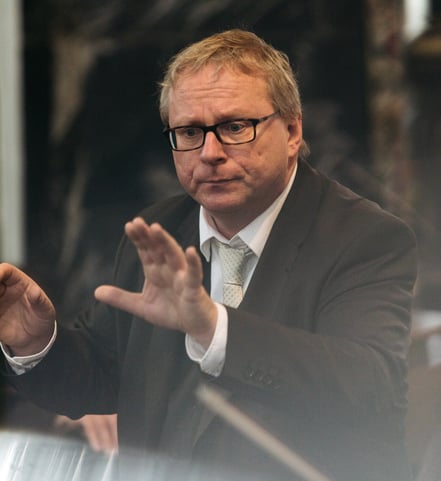 Dirigent und Chorleiter Eberhard Rex dirigiert die Kantate Dorothea von Joël von Moos.