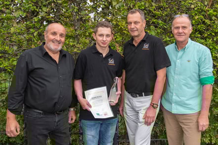 Freude über den IGW-Award (v.l.): IGW-Präsident Thomas Frey, Dominik Bartlome, Urs Boss (Inhaber Carosserie G+G) und Istvan Jakab, Verantwortlicher Bereich Ausbildung bei der IGW.