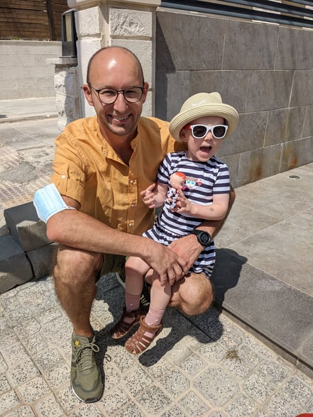 Mit Papa auf das Taxi warten