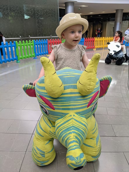 Dino reiten in der Shopping Mall