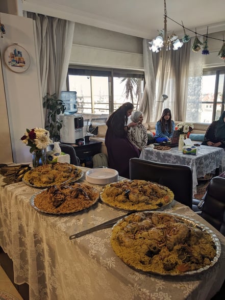 Diese riesige Platten sind Mansaf, das Nationalgericht in Jordanien.