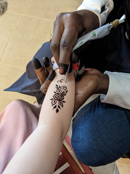 Ganz feine Linien werden auf Johannas Arm gezogen.