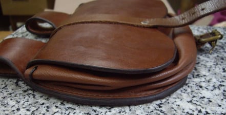 Tranche teintée et lustrée. Le standard pour un travail artisanal !