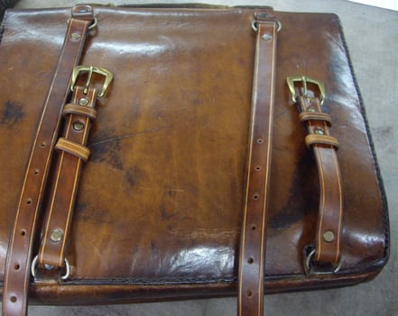 Sangles neuves pour un cartable des années 70