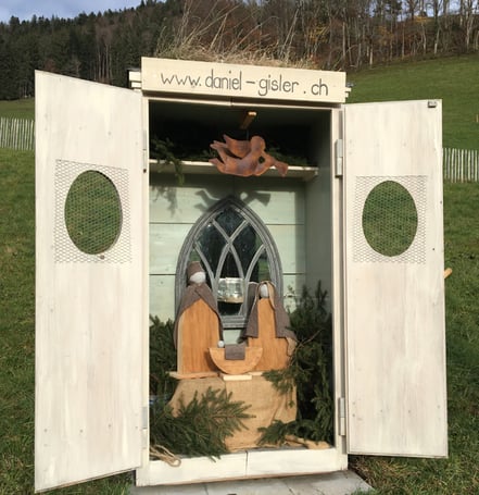 Atelier Café Atelier-Café Restaurant Gourmet Kulinarik Daniel Gisler Kunst Maler Kunstmaler Künstler Krippenfiguren Krinau Lichtensteig Wattwil Toggenburg Ostschweiz St. Gallen Schrank in Wiese