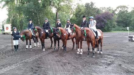 Stallbesitzer Alexander Dietsch (2.v.l.) bei den Landesmeisterschaften 2015 für das Team unseres Kreisreiterverbandes