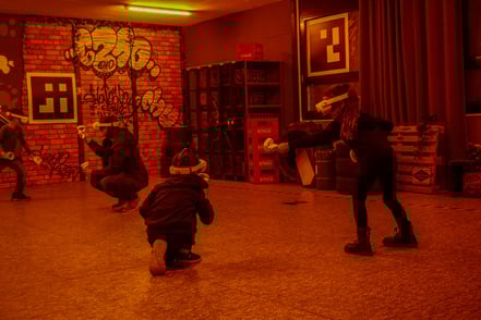 Zu sehen sind drei Kinder und ein Erwachsener mit VR-Brillen. Das Erlebnis ist eine Idee für den Kindergeburtstag. Gewinnt in der Schneeballschlacht oder besucht Harry Potter in der virtuellen Welt. Eine einmalige Kindergeburtstagsparty ist garantiert!!