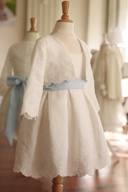 Boléro pour robe de communion en coton et lin brodé. Modèle boléro Capucine par Fil de Légende. Magasin vêtements communion Paris, Neuilly-sur-Seine. Expédition en France et à l'international.