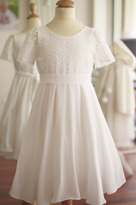 Rove cérémonie fille et communion en dentelle et crêpe blanche et dentelle. Modèle robe de communion Eglantine Fil de Legende. magasin vêtements cérémonie enfant Paris, Neuilly-sur-Seine. Expédition en France et à l'international.