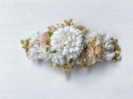 Barrette large cheveux cérémonie fille avec fleurs blanches et beiges. Accessoire cheveux ceremonie fille pour chignon ou queue de cheval. Magasin Fil de Légende vêtements cérémonie enfants Paris, Neuilly-sur-Seine. Expéditions en France et international