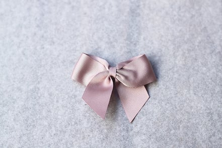 Barrette cheveux fille ou bébé noeud en gros grain voeux rose. Accessoire cheveux cérémonie Fil de Légende. Magasin vêtements de cérémonie enfants Paris, Neuilly-sur-Seine.