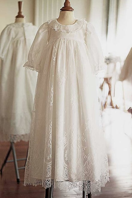 Robe baptême bébé fille longue en dentelle française avec manches longues et col en dentelle. Fait-main en France. Atelier Fil de Légende à Neuilly-sur-seine. Envois dans toute la France.
