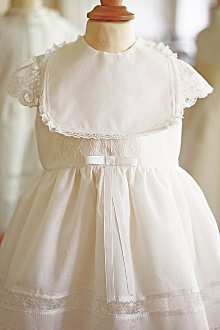 Bavoir baptême bébé fille Emma coton et dentelle. Fait-main France dans l'atelier Fil de Légende à Neuilly-sur-Seine. Envois dans toute la France.