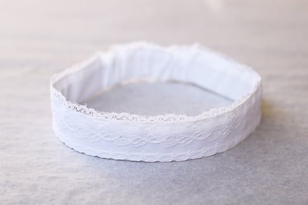 Bandeau cheveux baptême bébé fille dentelle blanche. Modèle accessoire cheveux baptême Emma, Fil de Légende. Magasin vêtements baptême Paris, Neuilly-sur-Seine. Envois dans toute la France et à l'international.