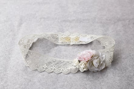 Bandeau cheveux bébé pour cérémonie et baptême en dentelle française blanc cassé et fleurs blanches et roses. Accessoire cérémonie bébé Fil de Légende. Magasin vêtements baptême bébé Paris, Neuilly-sur-Seine. Expéditions en France et à l'International.