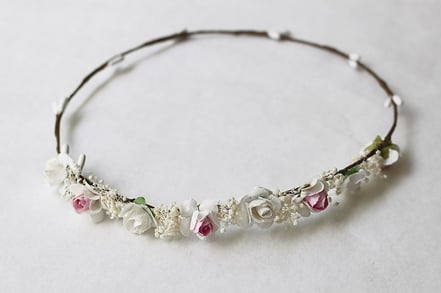 Couronne de fleurs blanches et roses cheveux pour les petites filles à porter au cours d'une cérémonie. Magasin Fil de Légende vêtements cérémonie enfants, Paris, Neuilly-sur-Seine. Expéditions en France et à l'international. 