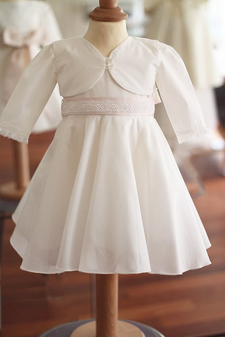 Boléro coton blanc cassé pour bébés et enfants. Modèle boléro de cérémonie Juliette, Fil de Légende. Magasin vêtements baptême Paris, Neuilly-sur-Seine. Envois dans toute la France et à l'international.  