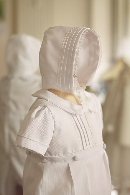 Bonnet baptême bébé en piqué de coto blanc et galons de dentelle de coton blanc. Modèle béguin baptême bébé Augustin, Fil de Légende. Magasin vêtements baptême Paris, Neuilly-sur-Seine. Expédition en France et à l'international.