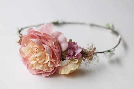 Couronne fleurs cheveux pour petites filles asymétrique avec fleurs roses saumonées. accessoire cheveux cérémonie fille. Magasin Fil de Légende vêtements cérémonie enfants Paris, Neuilly-sur-Seine. Expéditions en France et à l'international. 