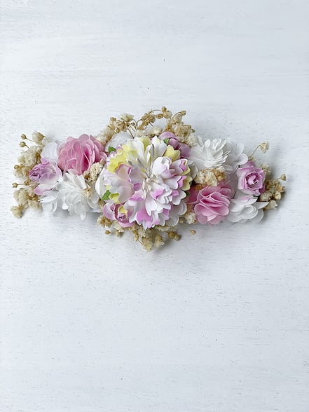 Barrette large avec fleurs roses et blanches. Accessoire cheveux fille pour cérémonies à porter avec un chignon ou une queue de cheval. Magasin Fil de Légende vêtements cérémonie enfants Paris, Neuilly-sur-Seine. Exépditions en France et à l'international