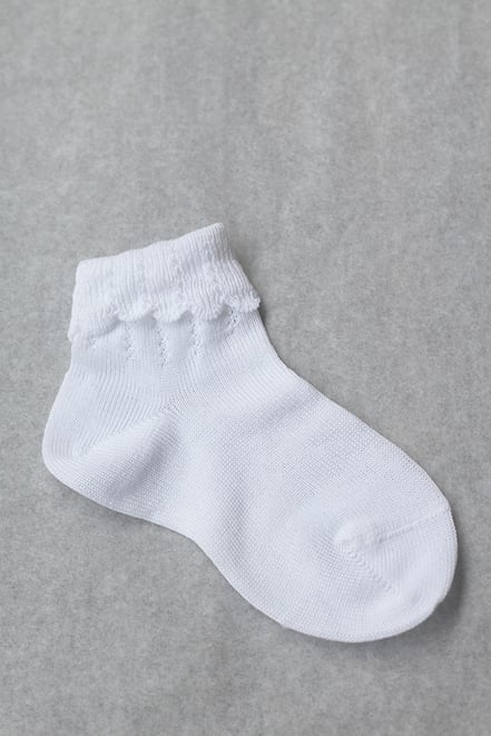 Chaussettes bébé fille cérémonie avec revers en coton blanc. Magasin Fil de Légende vêtements cérémonie baptême enfants. Expéditions en France et à l'international.