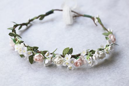 Couronne fleurs bébé fille blanche et rose Florine Fil de Légende. Magasin vêtements de baptême Paris, Neuilly-sur-Seine. Envois dans toute la France.