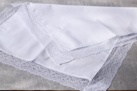 Serviette de baptême en coton bordée de dentelle, Fil de Légende. Magasin vêtements baptême Paris, Neuilly-sur-Seine. Envois dans toute la France. 