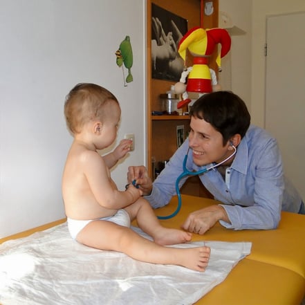 Kinderarzt München bei Untersuchung in München.