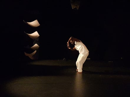 Papierfenster und Yahi Nestor Gahe