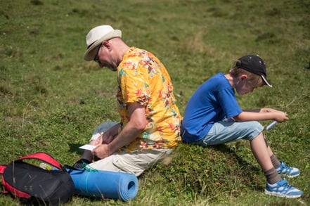 Vater und Sohn Spiele auf der Alm 