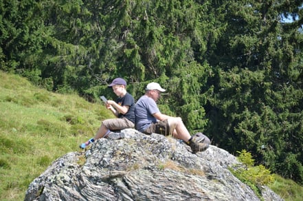 Vater schenkt seinem Sohn Zeit
