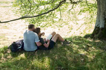 Vaterliebe beim Chillen mit dem Sohn 
