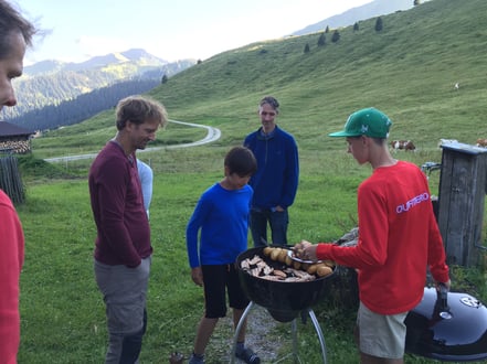 Jungs finden Freunde beim gemeinsamen Grillabend auf der Almhütte