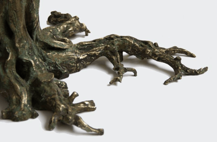 Commode, Chippendale stijl Wortelnotenfineer op eikenhout, messing beslag, 2 lades, klauwpoten 140 x 80 x 50 cm