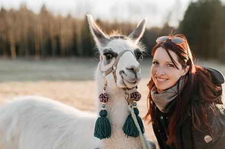 Mitarbeiterin des Alpaka‑ und Lama‑Hofs