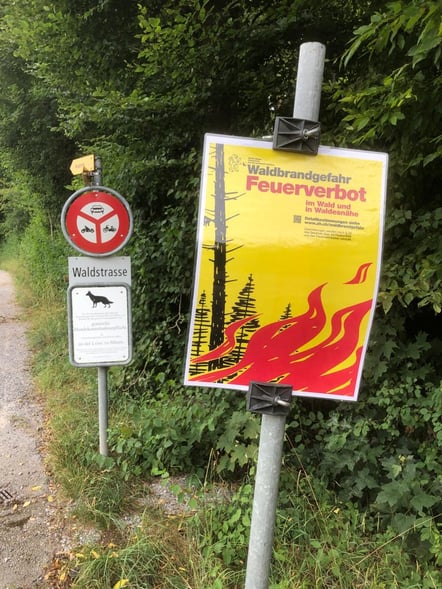 Warntafel am Waldrand in Wolfhausen (Bild: buebikernews)