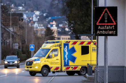 Die gelben Rettungswagen der Regio 144 sind die nächsten Wochen täglich im Kanton Glarus unterwegs. (Bild: Regio 144 AG)
