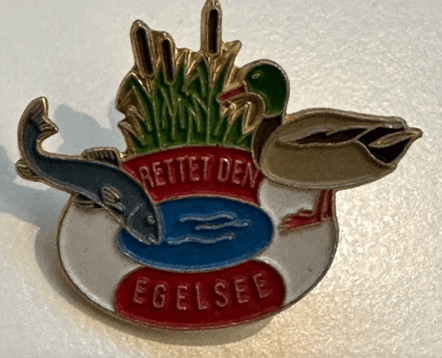 Der Aktionspin «Rettet den Eglsee» soll heute erstmals verkauft werden (Bild: zvg)