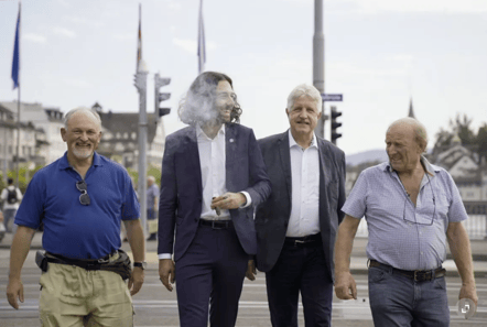 Spannen für die Wahlen zusammen: Von links Walter Wobmann (SD), Nicolas Rimoldi (Mass-voll), Erich Vontobel (EDU, Bubikon) und Urs Hans (Aufrecht Zürich). (Bild: PD)