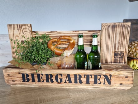 Geschenk Inspo Männer Biergarten Korb Geschenkidee Bierliebhaber Vatertag Vater Geburtstag Mann beschenken Bier Bierregal Geschenkkorb Aufbewahrung Flaschen Ordnung ausgefallen besonderes Präsent hängendes Regal Wand aus Holz rustikales Hängeregal
