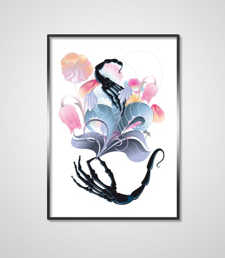 Eine Illustration von verschiedenen Blüten und Blumen die von einer Knochen Hand gehalten wird, die einen Skorpion Schwanz hat, auf den Blumen drauf ist eine andere Knochenhand