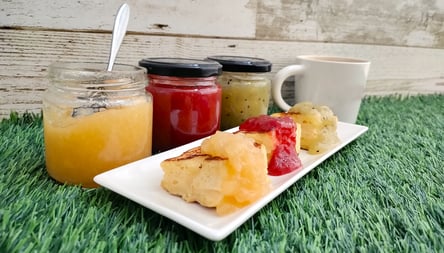 各種ジャムとフレンチトースト